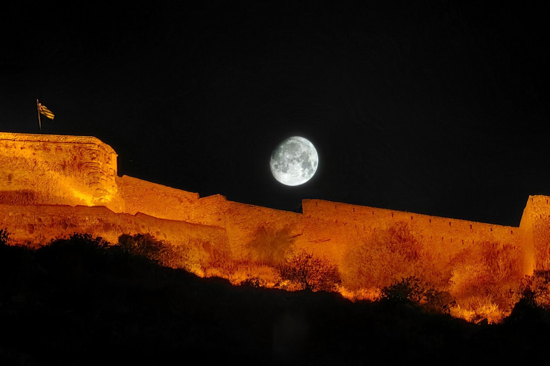 La superluna se eleva sobre el castillo de Palamidi en Nafplio, Grecia. / Foto: EFE.
