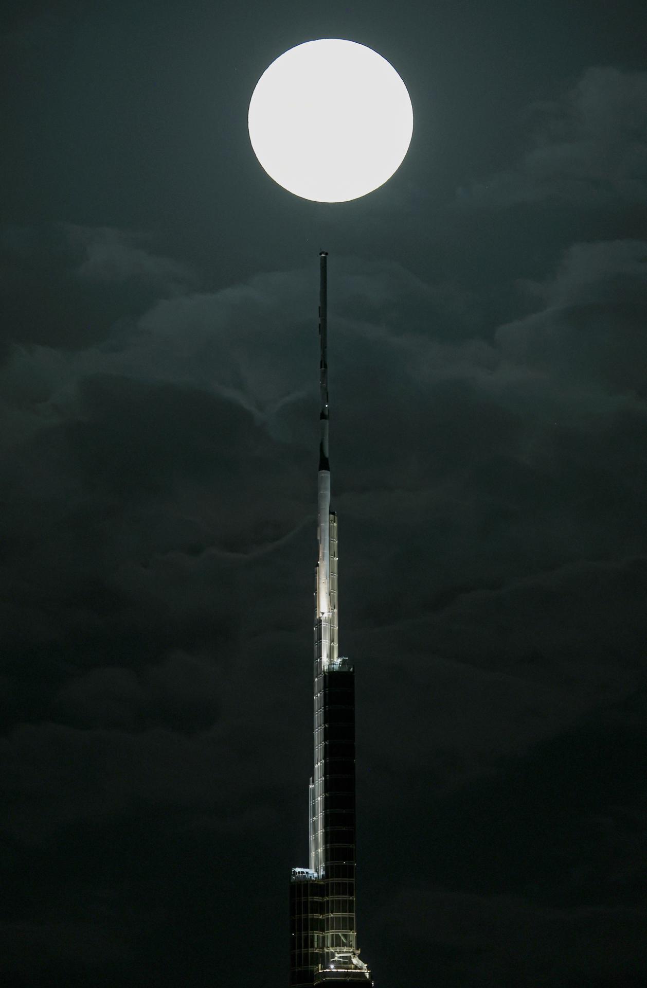 Superluna Azul en Dubái, Emiratos Árabes Unidos. / Foto: EFE.