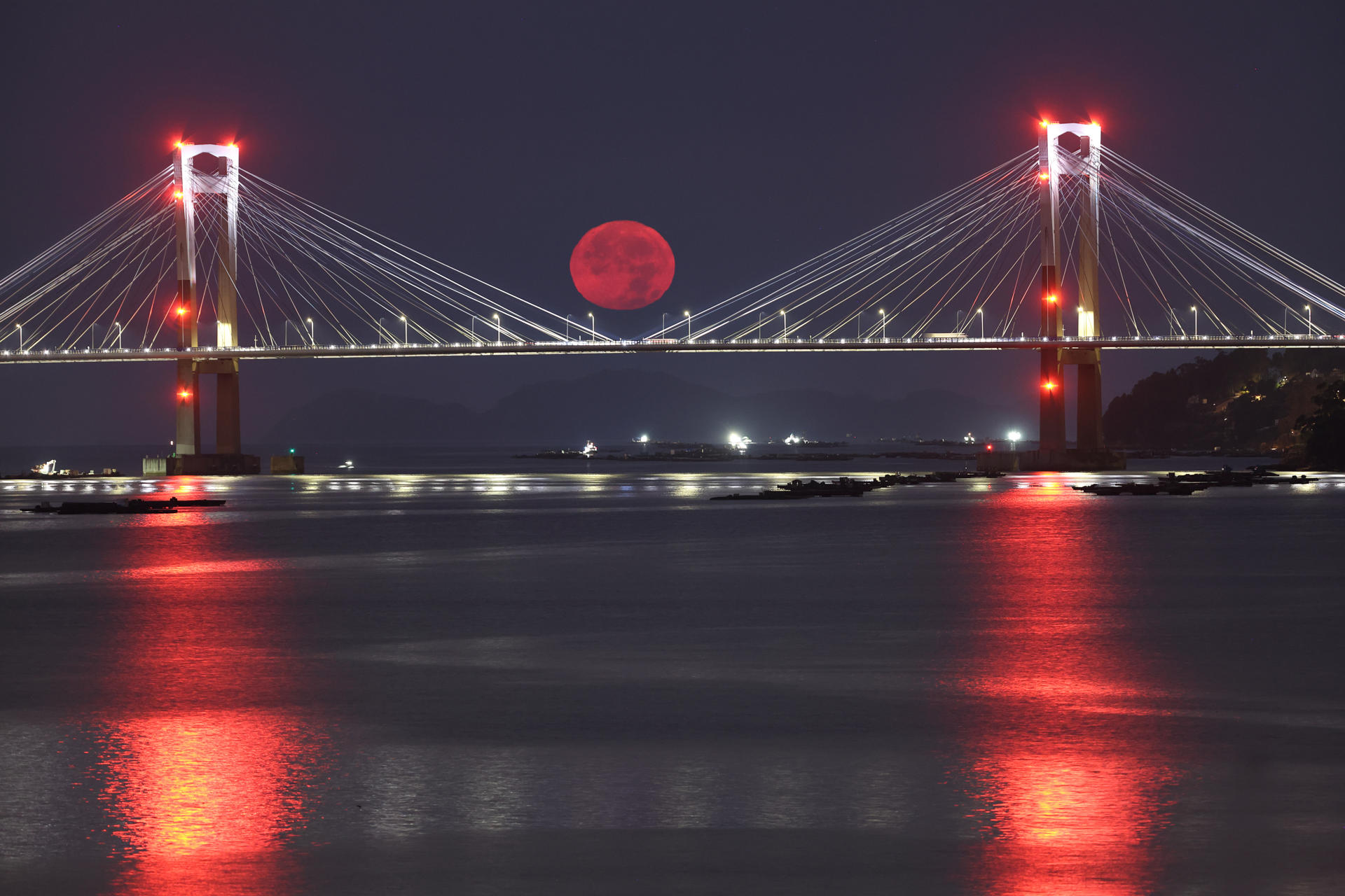 Superluna del Esturión en Vigo, España. / Foto: EFE.