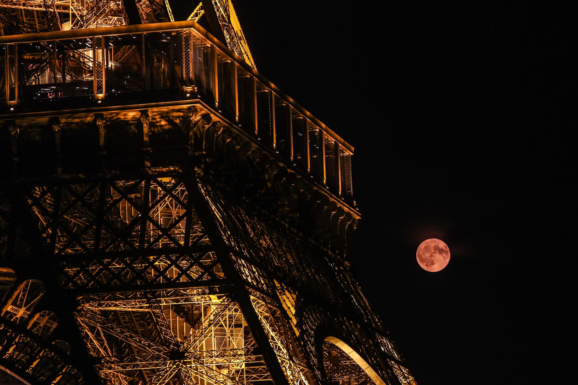 Superluna azul desde la torre Eiffel, en París, Francia. / Foto: EFE.