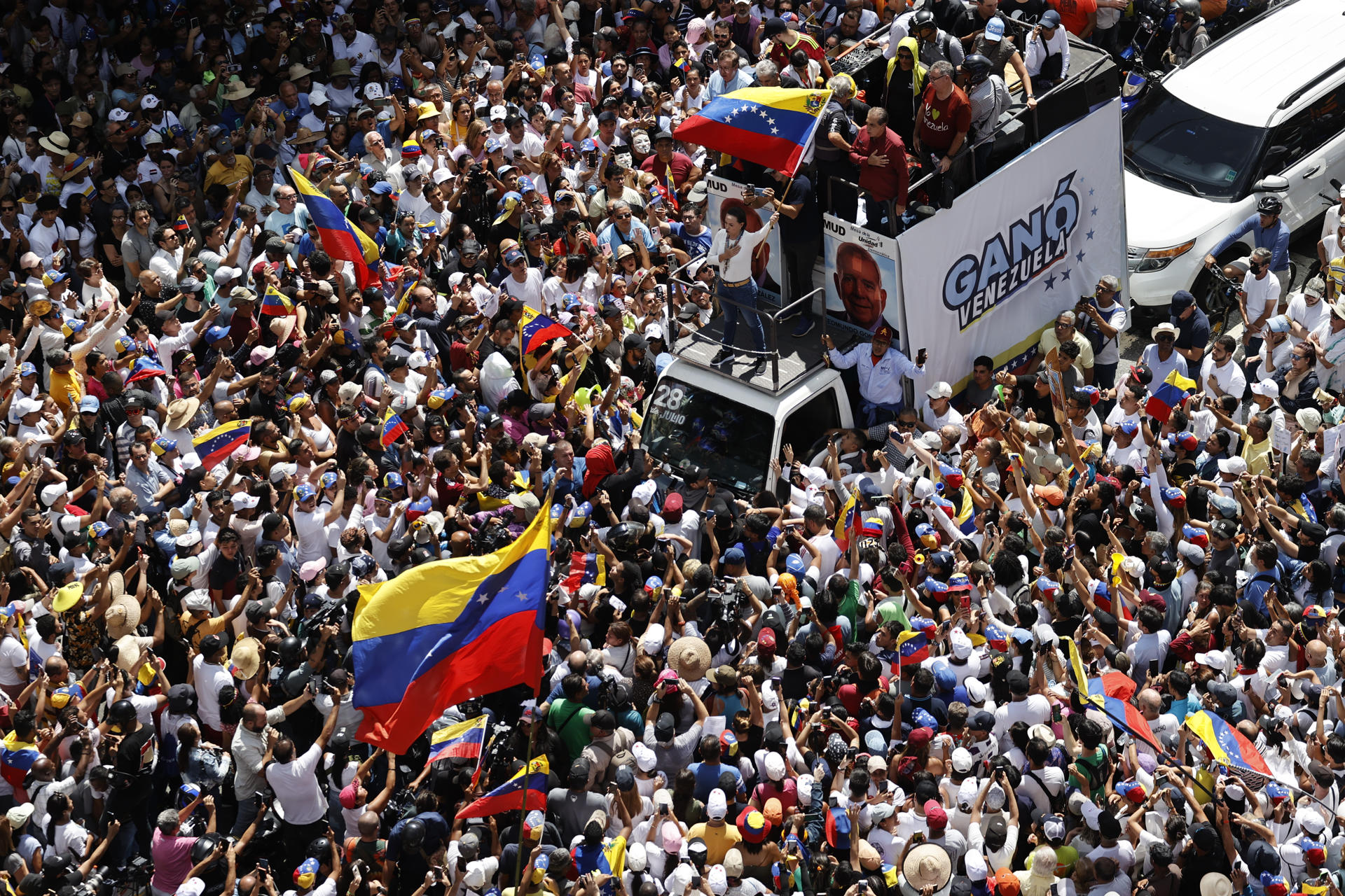 María Corina Machado en medio de la multitud en Caracas. / Foto: Miguel Gutiérrez, EFE.