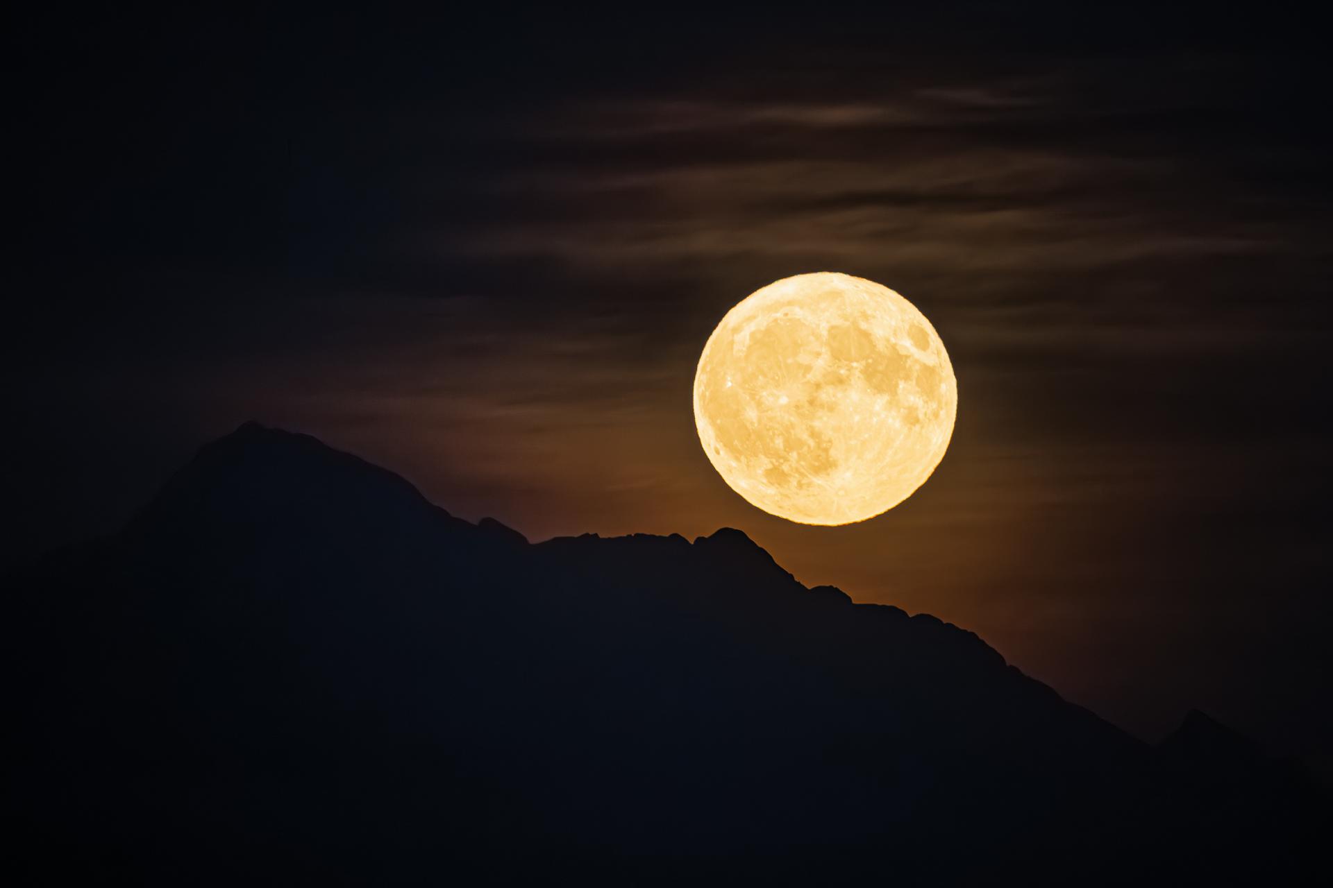 Superluna Azul se eleva sobre el monte 'Dent d'Oche' vista desde Allaman (Suiza). / Foto: EFE.
