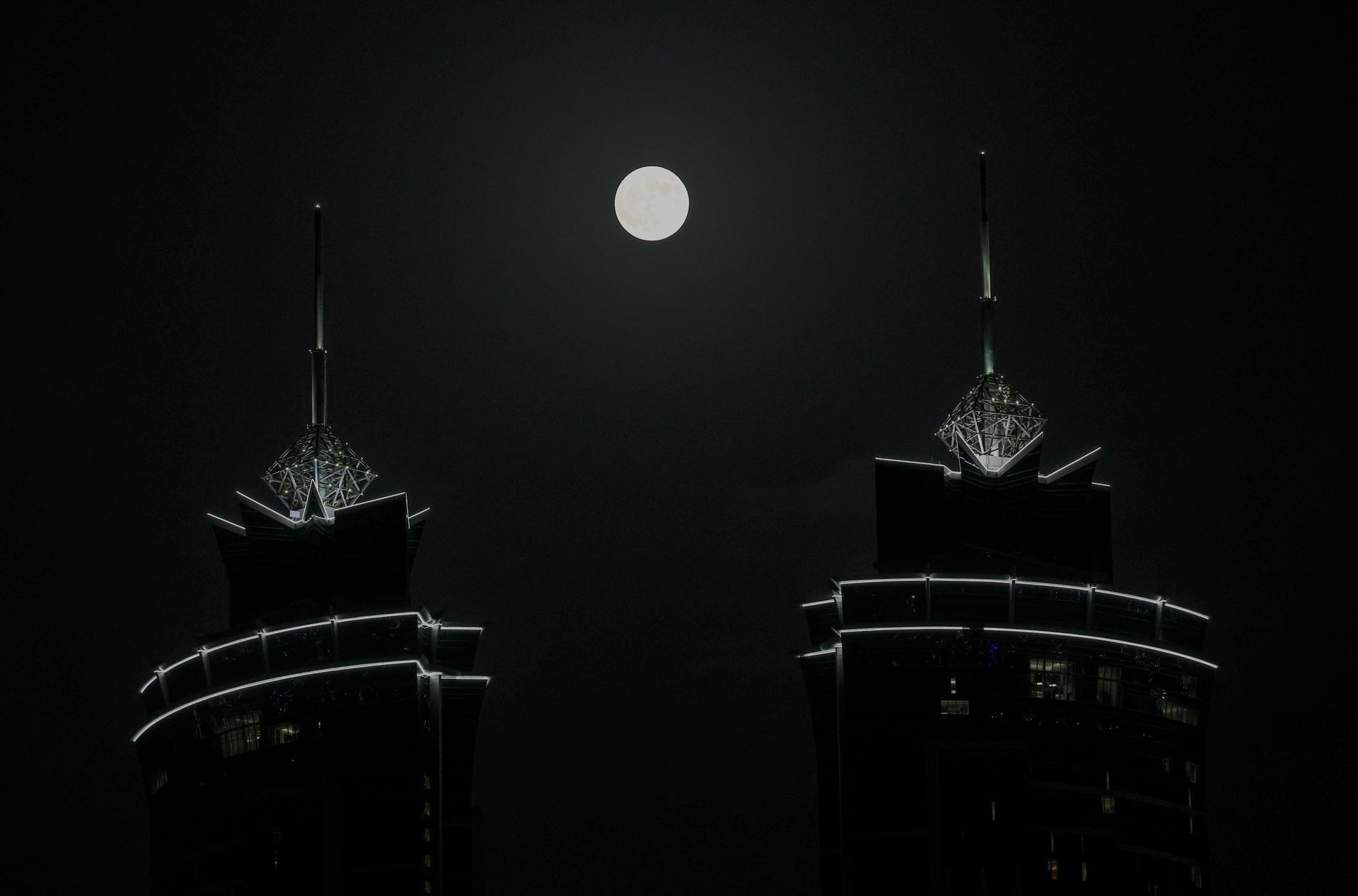 Vista de la Superluna Azul en Dubái, Emiratos Árabes Unidos. / Foto: EFE.