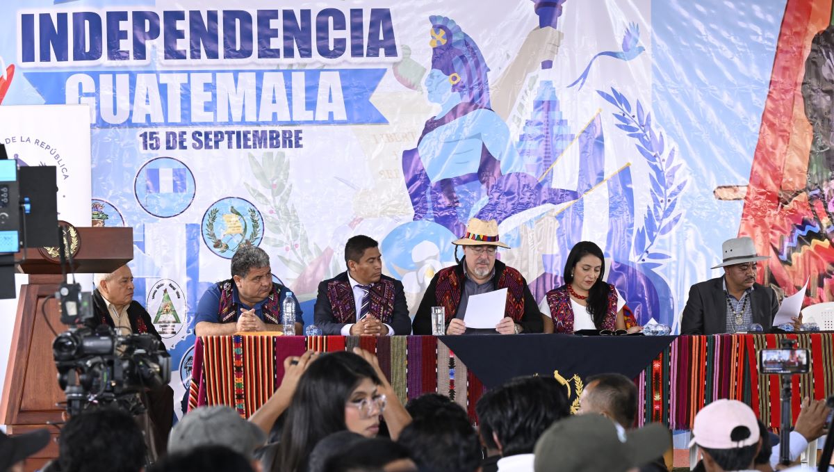 El presidente Bernardo Arévalo -centro- durante el acto de firma de la agenda para el desarrollo de las comunidades de Chichicastenango, Quiché.