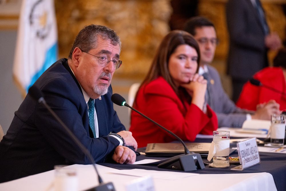 El presidente Bernardo Arévalo, durante la quinta mesa de diálogo permanente con los pueblos indígenas.