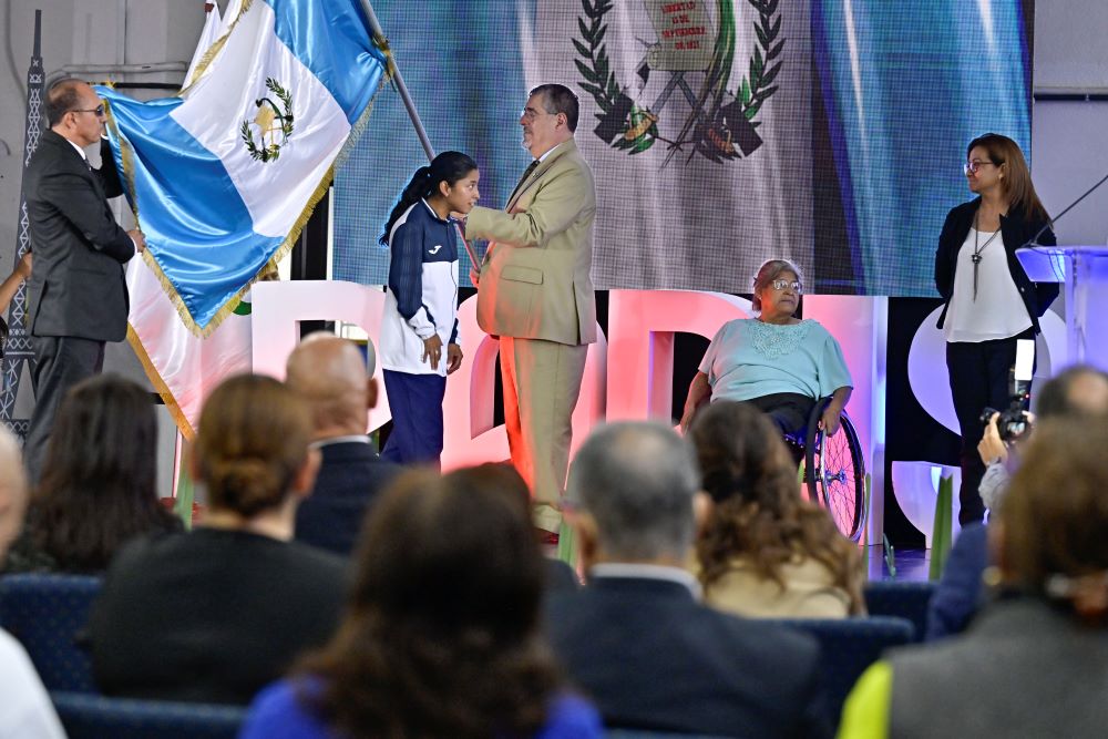 El presidente Bernardo Arévalo, en la juramentación de los atletas que representarán a Guatemala en los Juegos Paralímpicos París 2024.