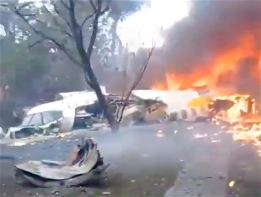 Imagen captada de video muestra los restos del avión que se incendió al estrellarse en una zona residencial de Sao Paulo, Brasil.