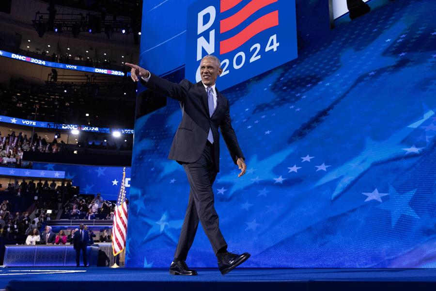 El expresidente Barak Obama dice a EE. UU. que está listo para abrir un nuevo capítulo en la historia con Kamala Harris.