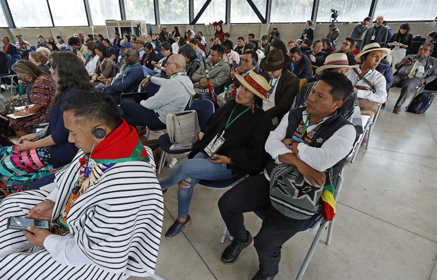 Líderes indígenas de diferentes países participan en la Asistentes a la Cumbre Mundial sobre Conocimientos tradiconales, en Colombia.