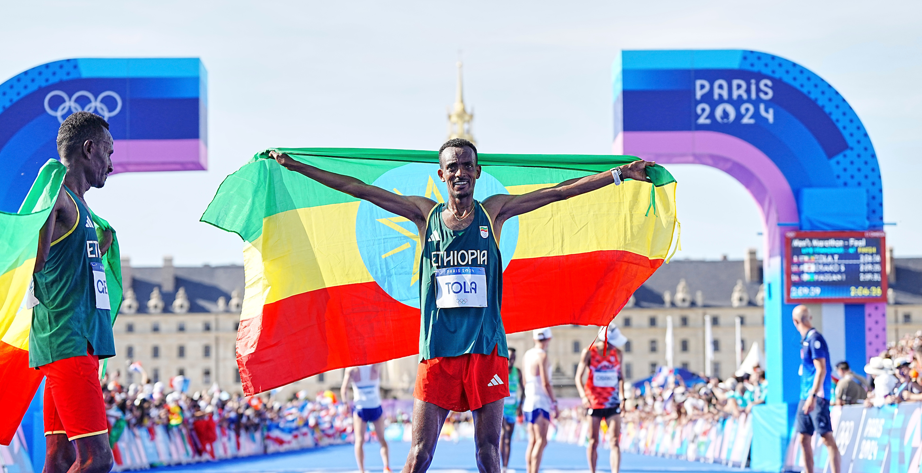Tamirat Tola conquista el maratón de Parìs 2024 e impone récord Olímpico