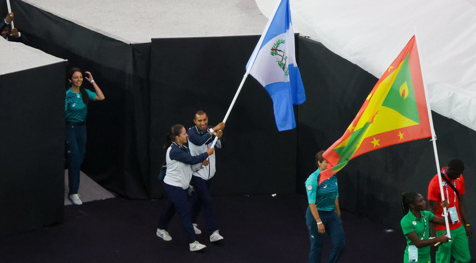 Con elegancia y orgullo, Guatemala desfila en la clausura de París 2024