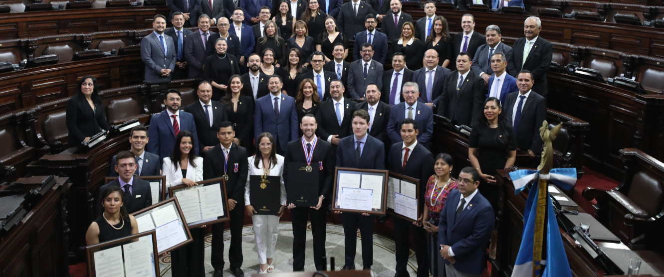 Congreso de la República condecora a atletas olímpicos