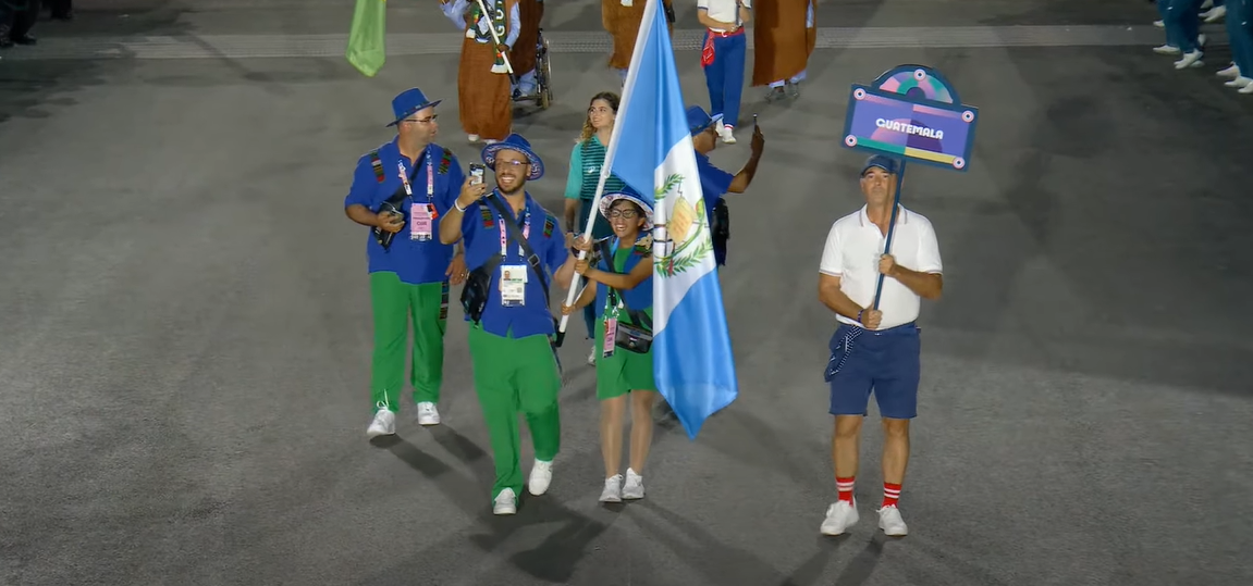 Así fue el momento en el que Guatemala desfiló en la inauguración de los Juegos Paralímpicos de París 2024