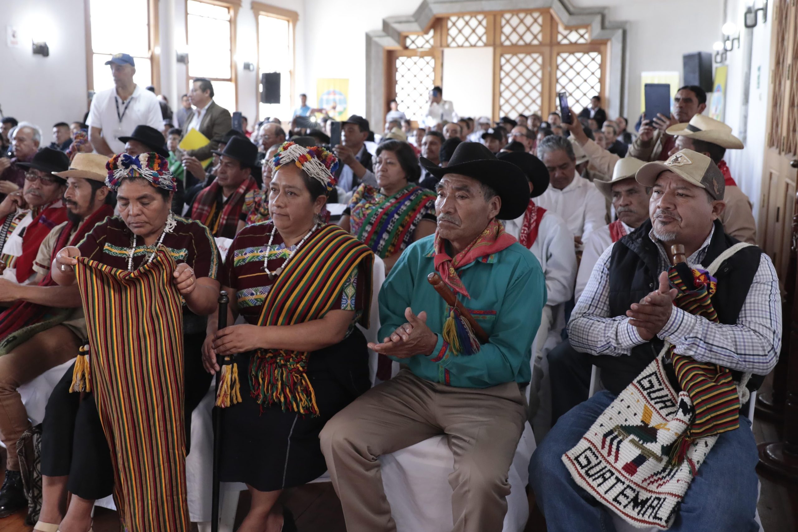 Presidente Bernardo Arévalo mostró su satisfacción por avances obtenidos para buscar la paz entre los municipios de Ixchiguán y Tajumulco, en San Marcos. / Foto: Daniel Ordóñez.