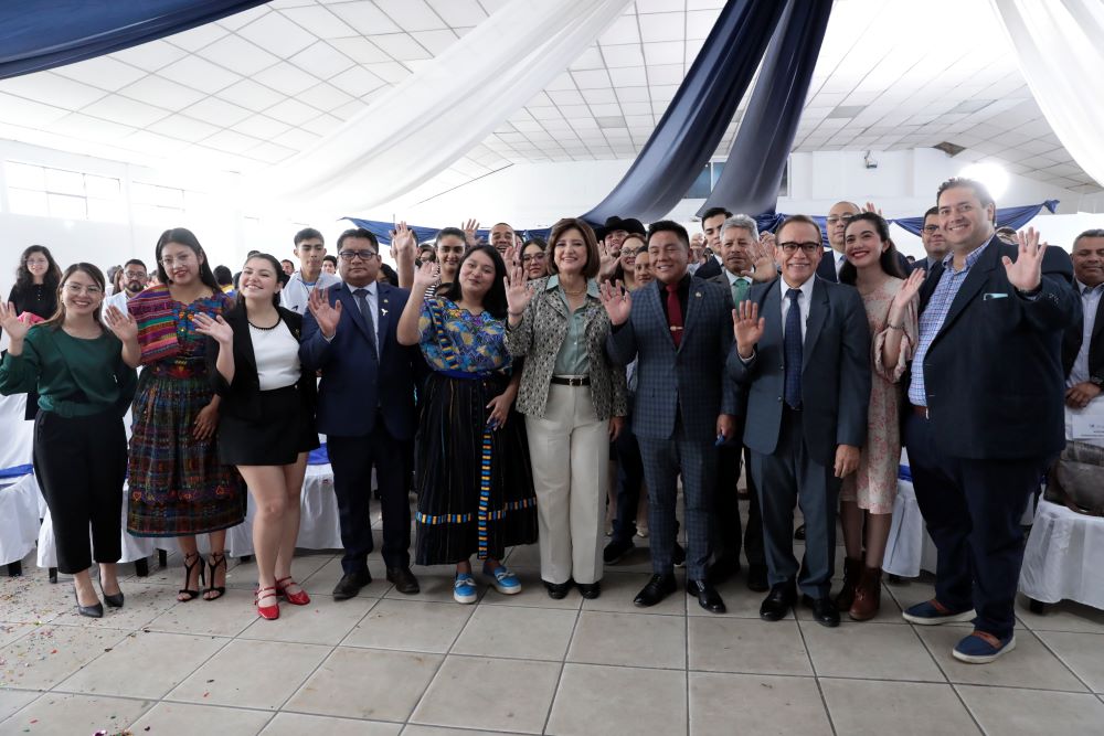 La vicepresidenta Karin Herrera comparte con jóvenes durante el lanzamiento del Mes de la Juventud, en Conjuve.