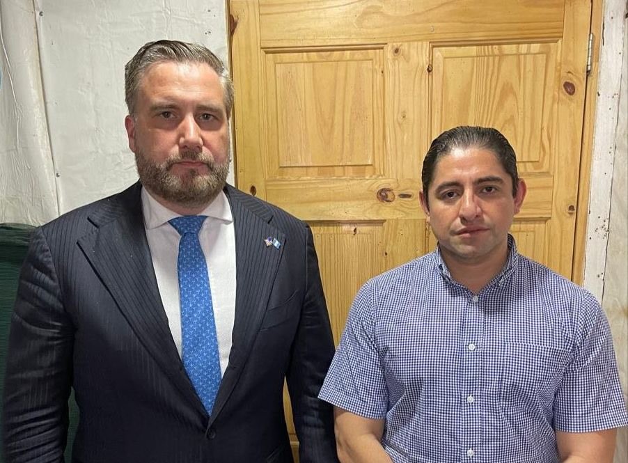 El embajador de Estados Unidos en Guatemala, Tobin Bradley, durante su visita al exfiscal Stuardo Campo, en la prisión de la Brigada Mariscal Zavala.