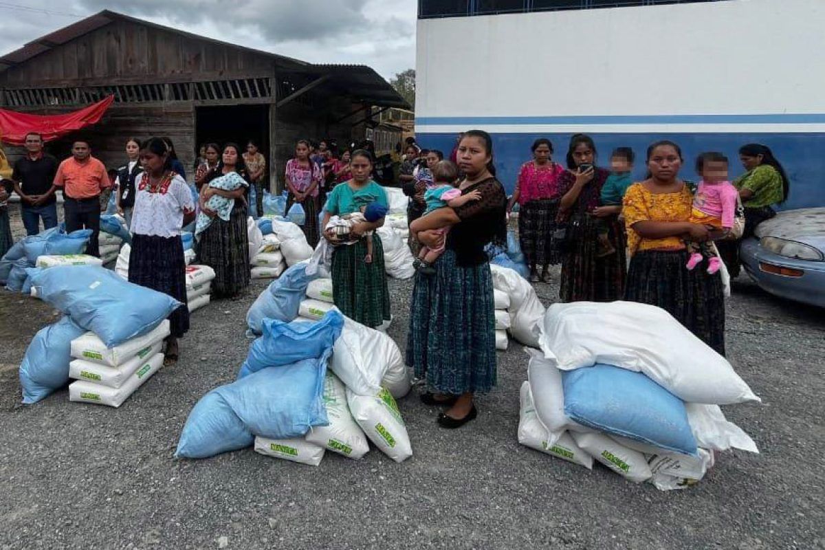 Familias que tienen niños con desnutrición aguda reciben raciones de alimentos para tres meses.