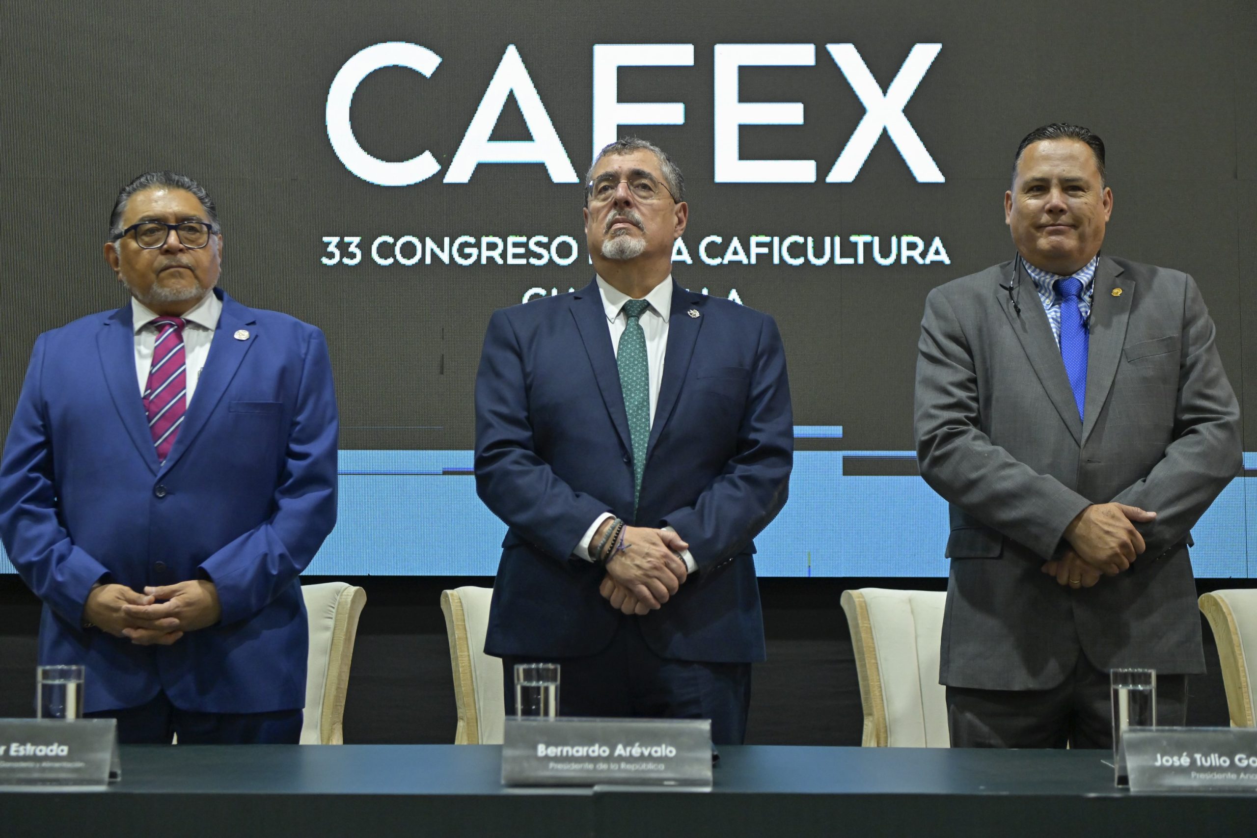 El presidente Arévalo y autoridades de Anacafé durante apertura del Congreso de Caficultura. / Foto: Byron de la Cruz.