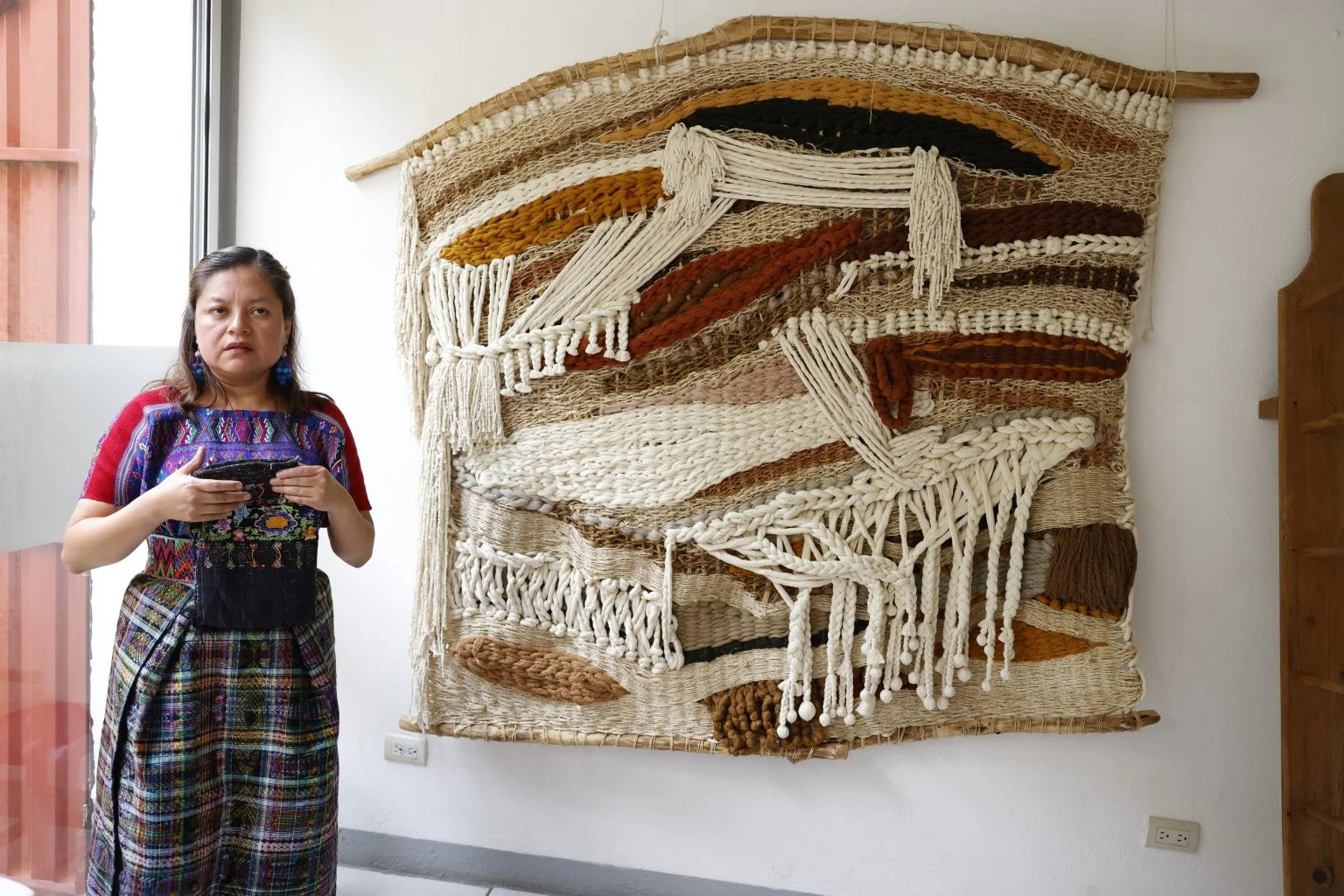 La artista Angélica Serech comparte su historia y amor por los textiles que forman parte de su herencia familiar. / Foto: DCA.