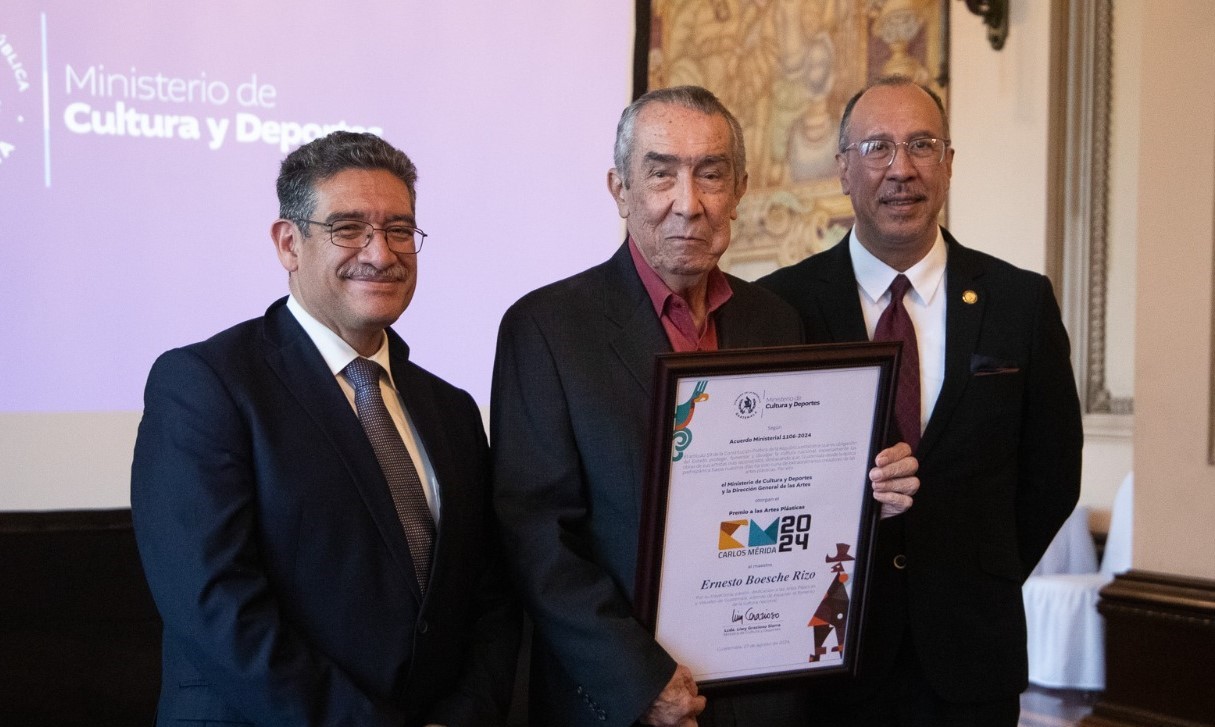 Entregan premio Carlos Mérida al maestro Ernesto Boesche Rizo por su aporte a las artes