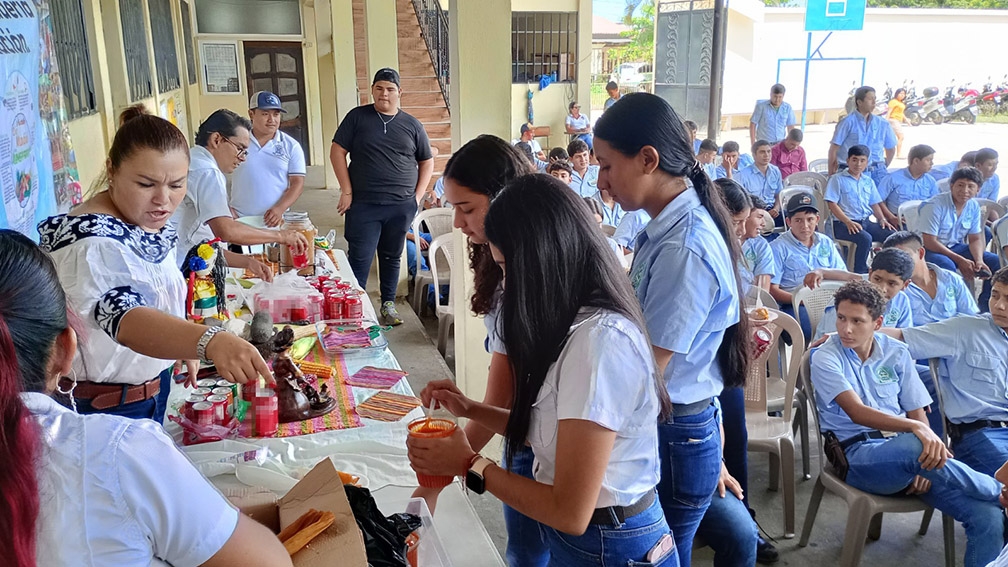 Comparten con jóvenes la importancia del maíz. /Foto: MAGA.