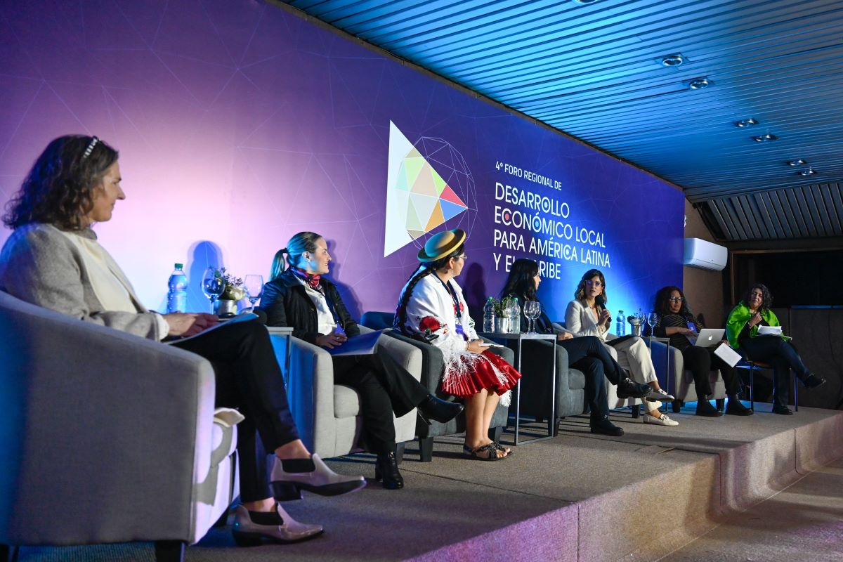 Mujeres profesionales de diferentes países participan en el cuarto Foro Regional de Desarrollo Económico Local de América Latina y El Caribe, en Montevideo, Uruguay.