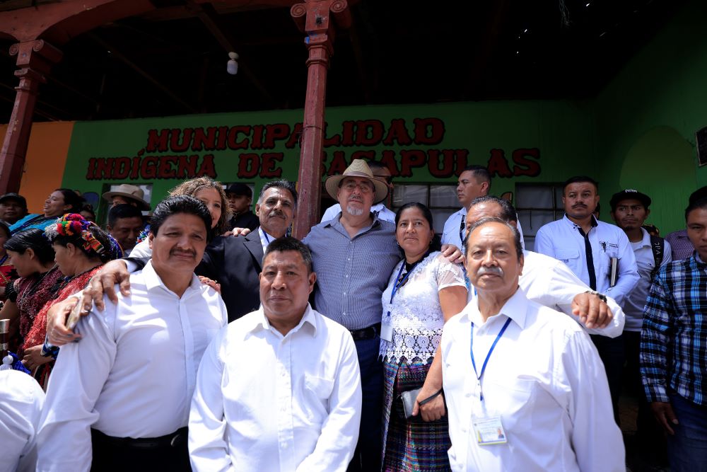 El presidente Bernardo Arévalo, durante su viaje de trabajo a Sacapulas, Quiché, donde firmó un acuerdo para el desarrollo del pueblo Tujaal.