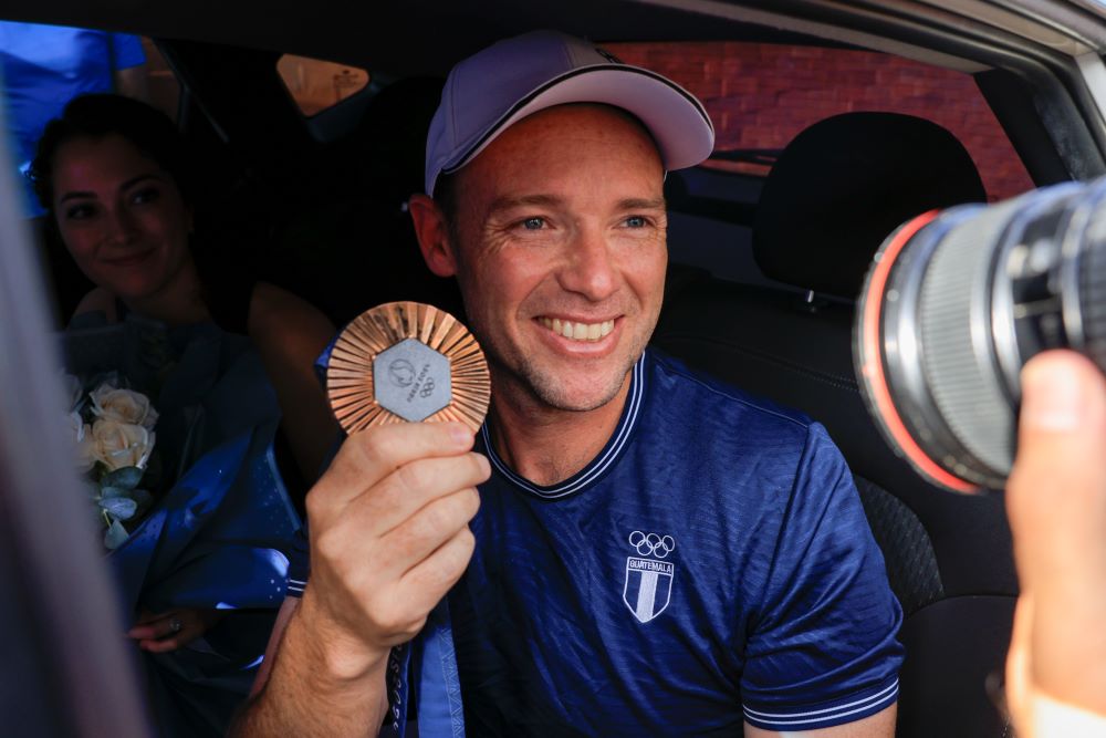 El tirador y medallista olímpico guatemalteco, Jean Pierre Brol, luego de arribar al Aeropuerto Internacional La Aurora, procedente de París, Francia. /Foto: Gilber García