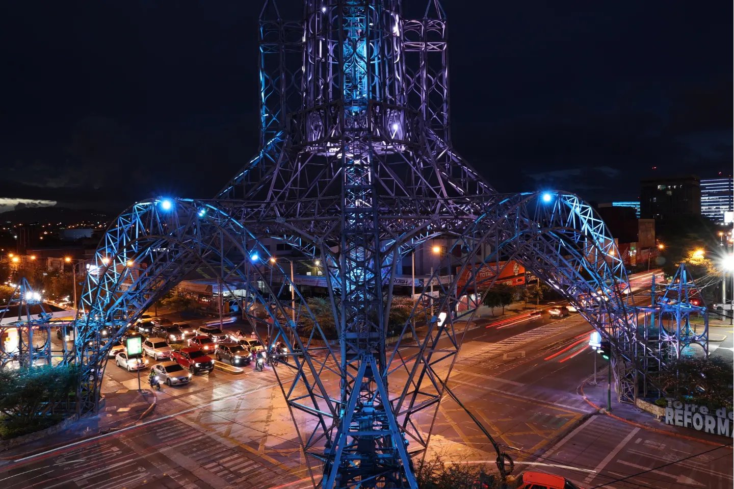 Torre del Reformador y Arco de Correos se iluminan en honor a los medallistas olímpicos de Guatemala