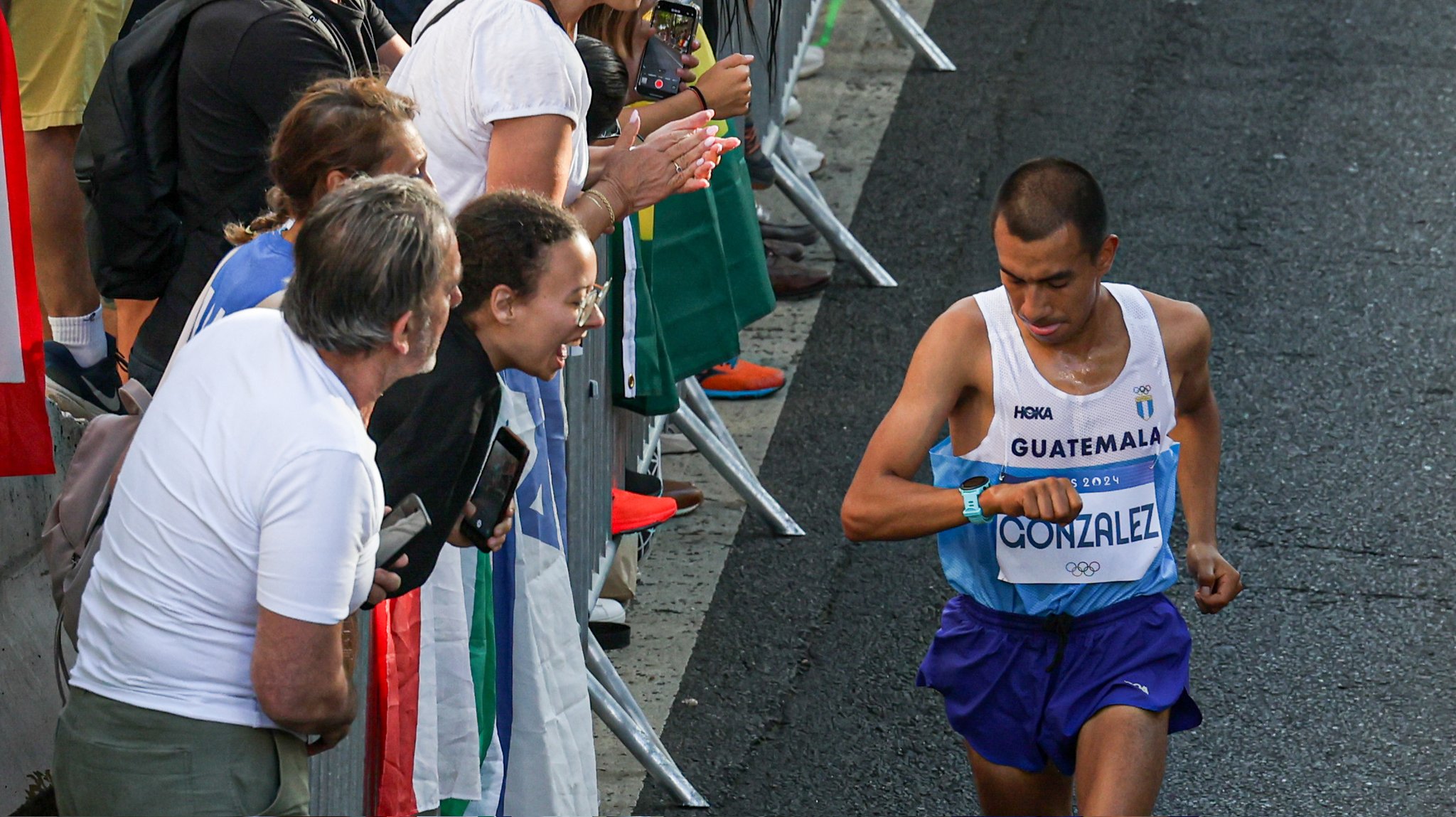 Alberto González representa dignamente a Guatemala en el maratón de París 2024