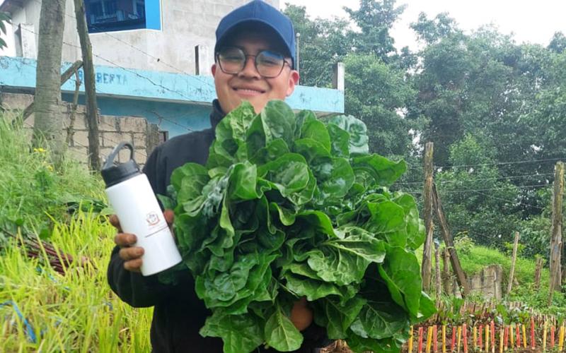 Huertos escolares demuestran que lo que se siembra, se cosecha