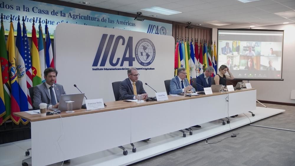 Manuel Otero, director de IICA, junto a representantes de instituciones de América, durante encuentro sobre el programa Suelos Vivos en las Américas.