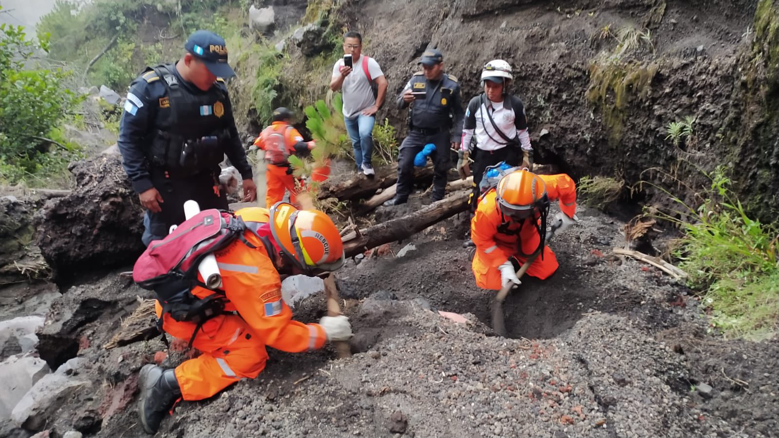 Cuerpos de socorro sacaron el cuerpo sin vida de una turista de la India a las faldas del Volcán Acatenango. /Foto: Bomberos Voluntarios.