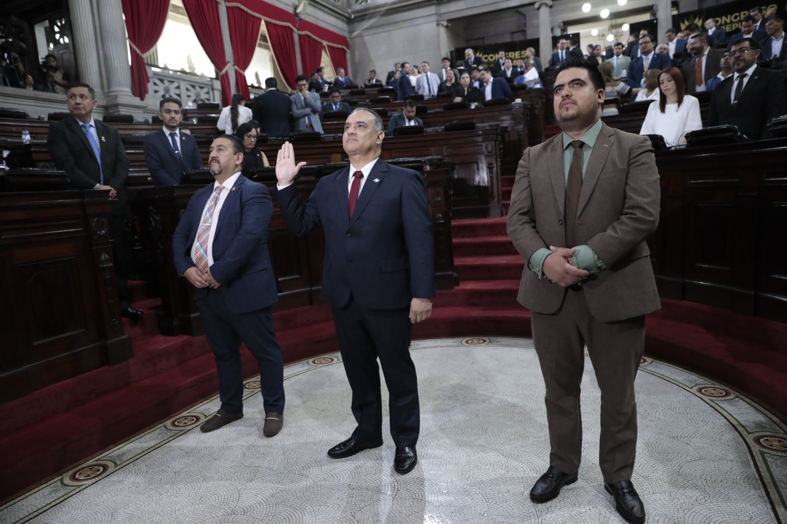 Eligen y juramentan a director de la Defensa Pública Penal en el Congreso