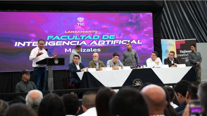 El presidente de Colombia, Gustavo Petro, y otras autoridades, durante el lanzamiento de la primera facultad de Inteligencia artificial.