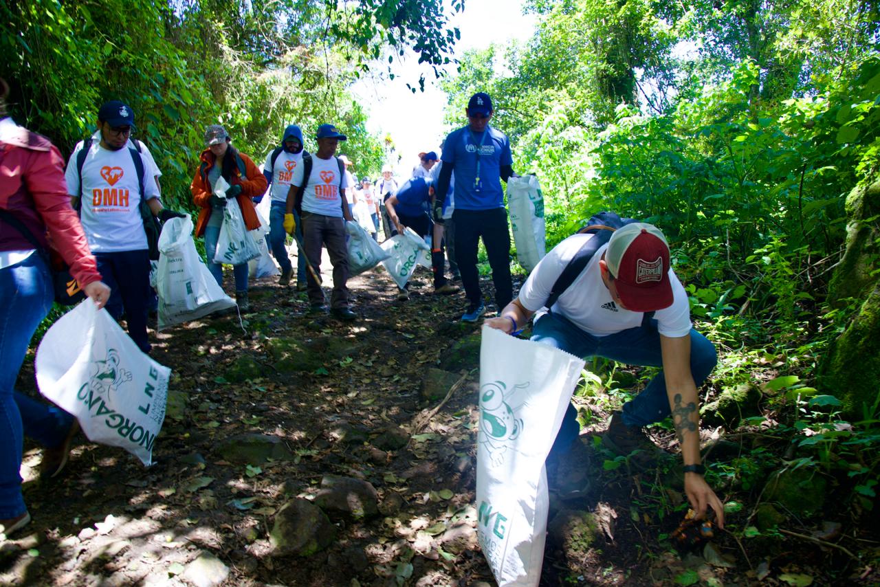 Jornada de limpieza en volcán de Agua en el marco del Día Mundial de la Asistencia Humanitaria