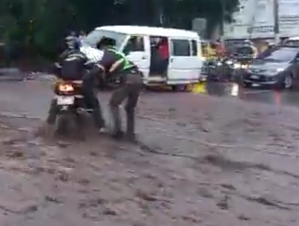 Conred y Departamento de Tránsito de la PNC brindan las siguientes recomendaciones al conducir bajo la lluvia. / Foto: Archivo AGN.