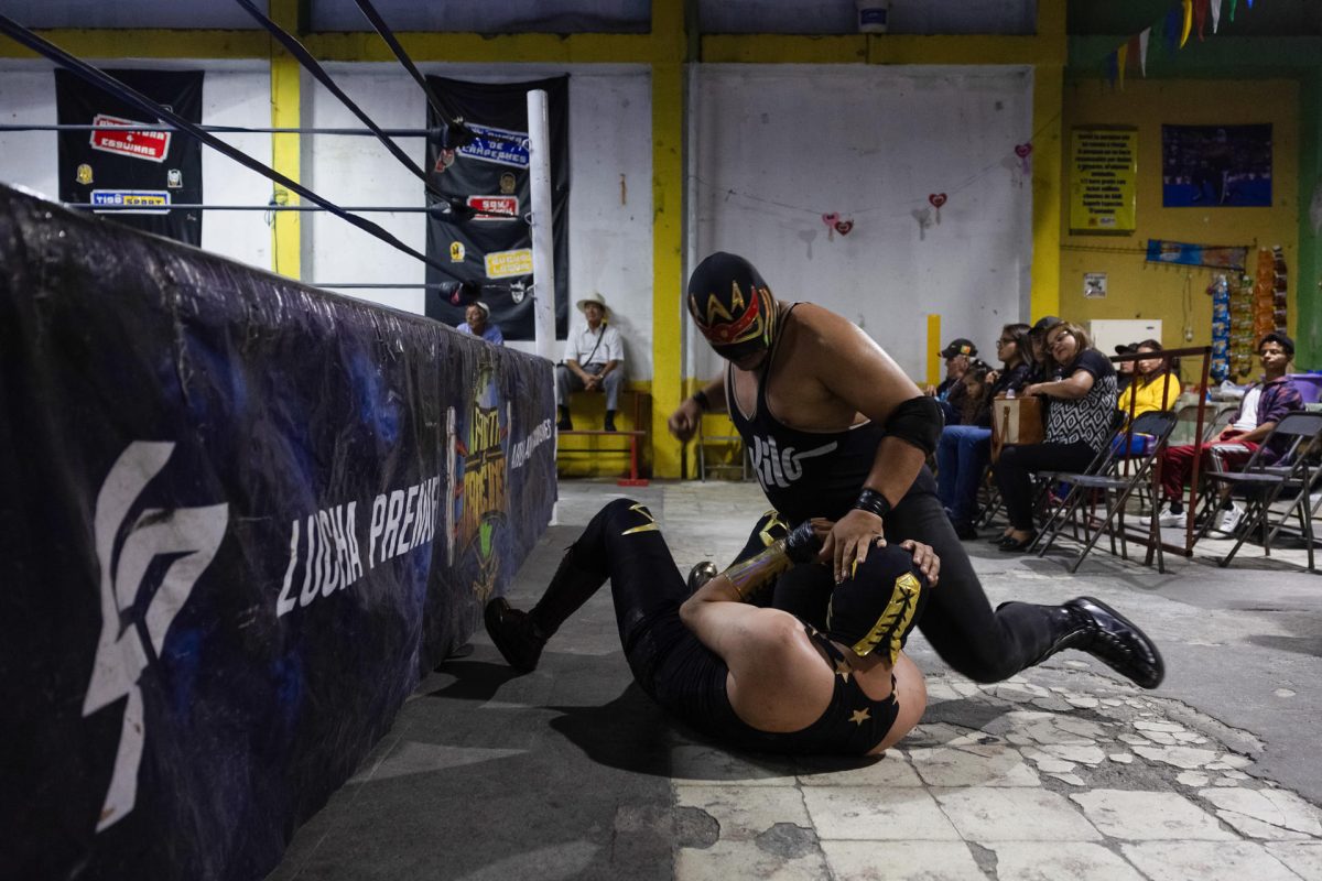 Lucha libre es presentada en estacionamientos en el país. / Foto: Qué pasa Media Network.