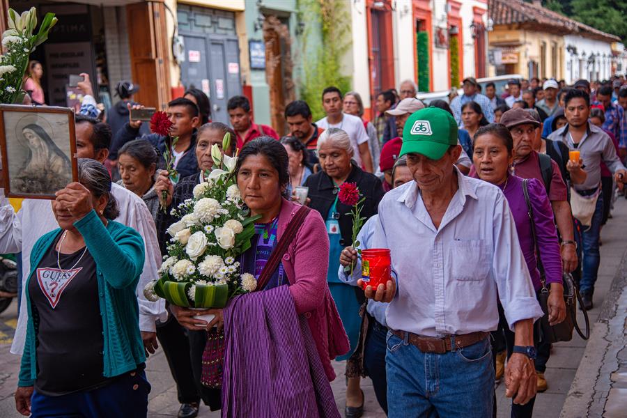 Indígeneas y católicos de municipios de Chiapas fronterizos con Guatemala marcharon en San Cristóbal de las Casas para pedir el cese de la violencia entre carteles.