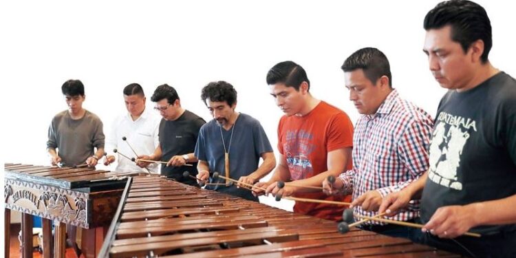 “La marimba pone huevos en los astros”, dice Miguel Ángel Asturias