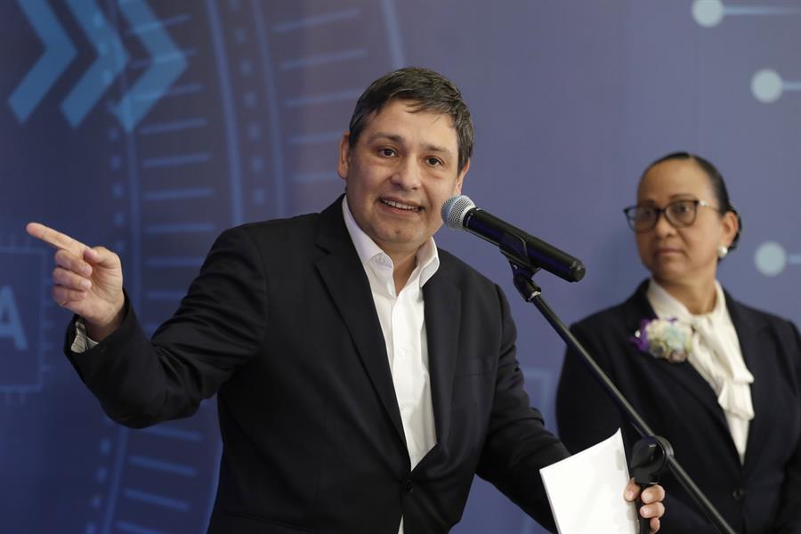 Mauricio Lizcano, ministro de Tecnologías de la Información y las Comunicaciones de Colombia, se declaró emocionado por la cumbre ministerial que buscará consenso sobre gobernanza de la IA.