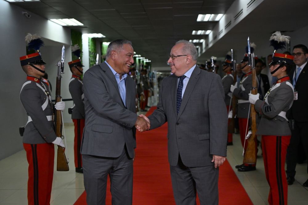 El canciller Carlos Mártínez recibe al primer ministro de Belice, John Briceño, en el Aeropuerto Internacional La Aurora. /Foto: Byron de la Cruz