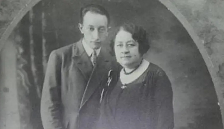 Miguel Ángel Asturias junto a su madre. / Foto: LOFF.IT.