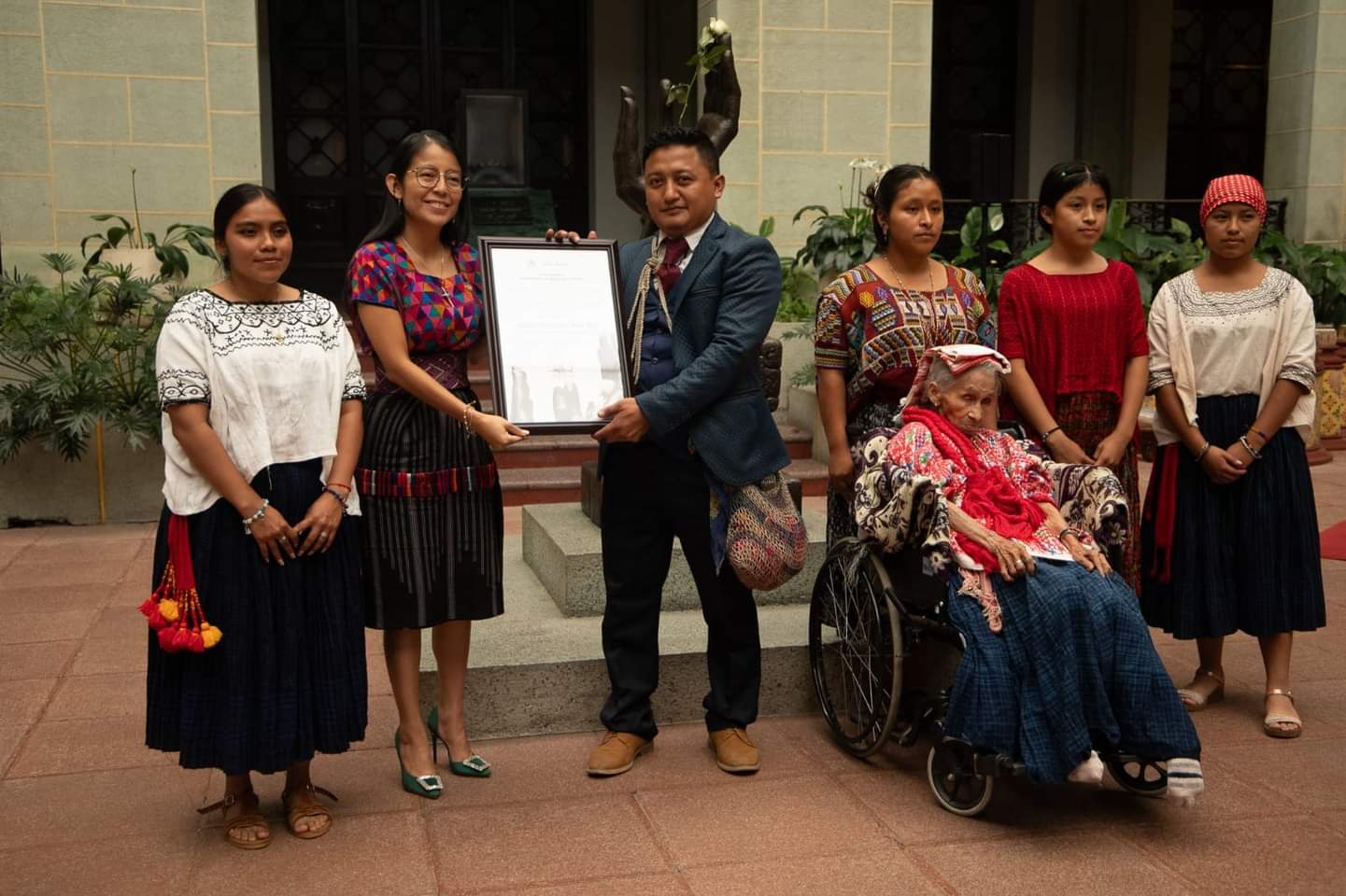 Ministerio de Cultura, nombra embajador de la Paz al director de la tradicional Danza de las Guacamayas