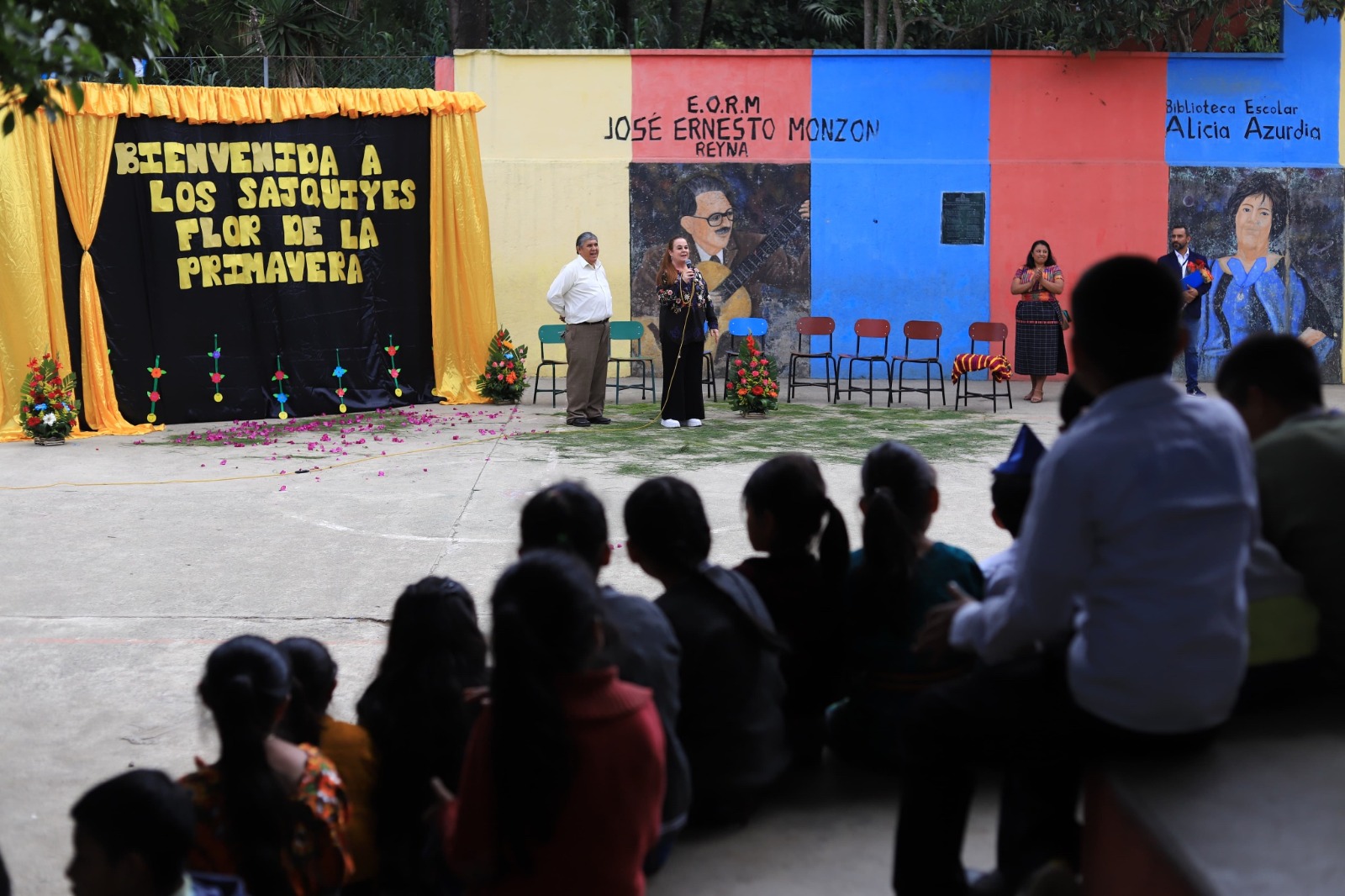 Ministra de Educación, Anabella Giracca visitó la Escuela Oficial Urbana Mixta José Ernesto Monzón Reyna, en donde compartió y verificó los servicios brindados a más de 290 estudiantes