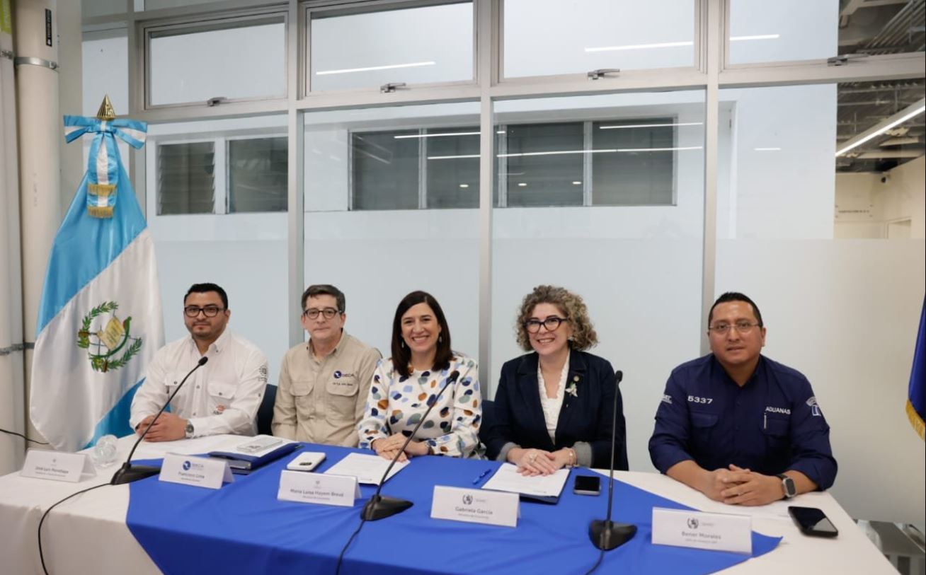 Ministras de Economía de Guatemala y El Salvador se reúnen en puesto fronterizo Anguiatú