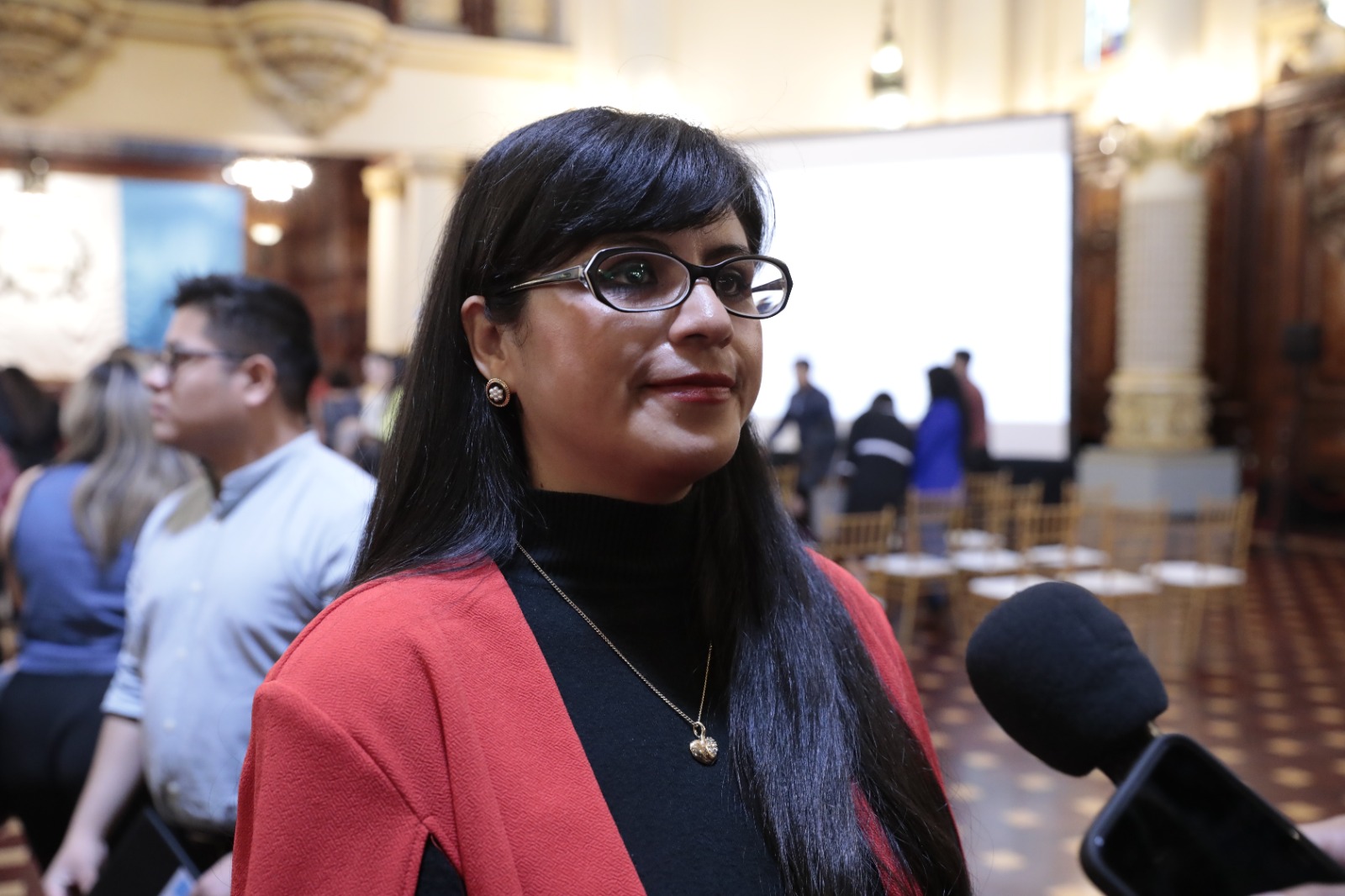 Mónica Pozuelos externa agradecimientos en representación de grupo de becarios
