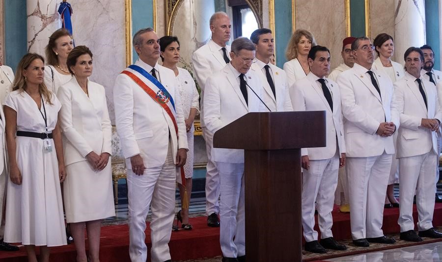 El canciller dominicano, Roberto Álvarez, lee la declaración conjunta de 22 países sobre Venezuela, junto a presidentes o representantes de países que asistieron a la asunción del segundo mandato del presidente Luis Abinader.