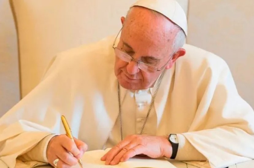 El papa Francisco publica una carta en la que privilegia la lectura y la literatura en un mundo obsesionado por las pantallas.