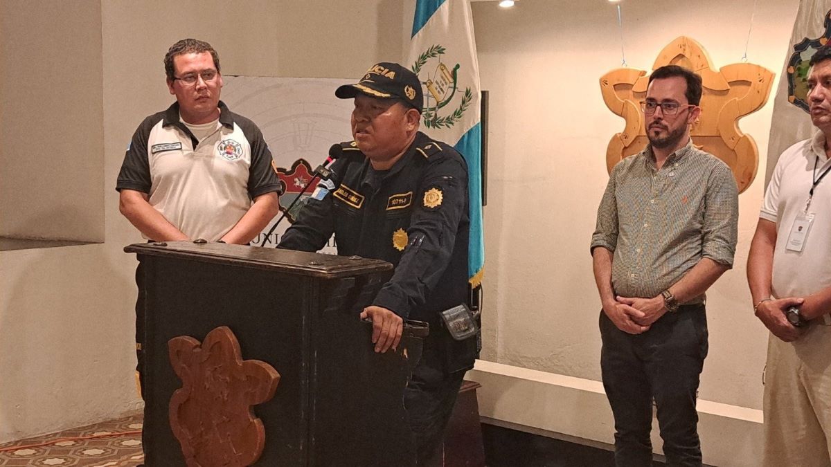 El subcomisario Carlos González y el alcalde de Antigua Guatemala, Juan Manuel Asturias -segundo de la derecha- presentan el plan de seguridad Antigua Segura.